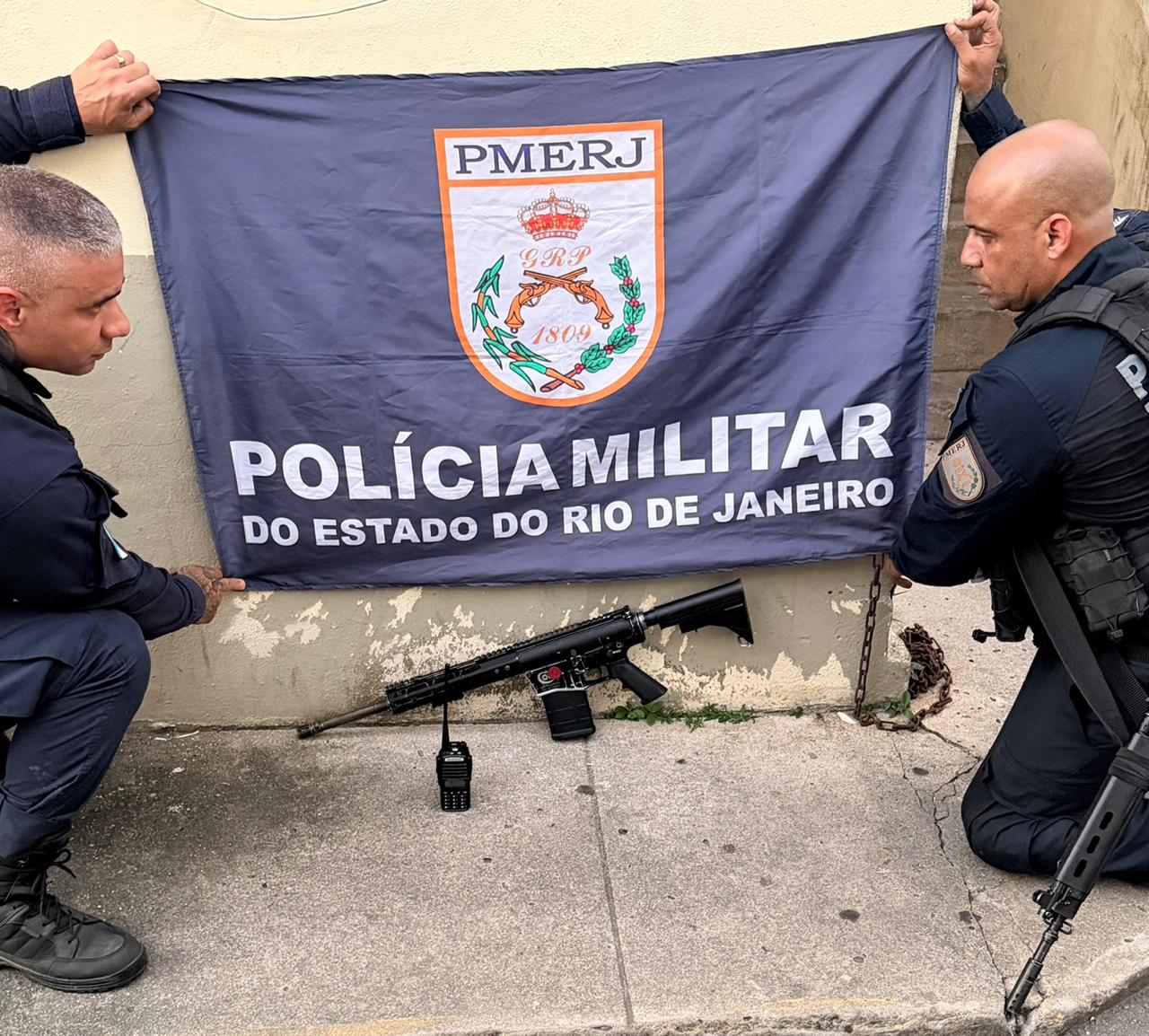 Polícia apreende fuzil, munições e rádio transmissor em Costa Barros, Zona Norte do Rio, após informações do Disque Denúncia