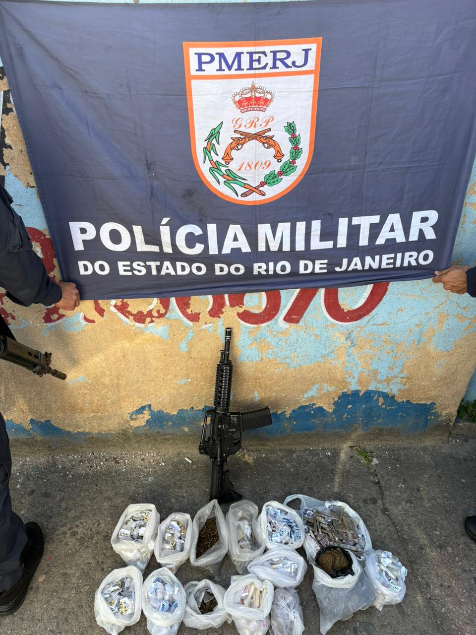 41° BPM apreende fuzil, munições e drogas em Costa Barros, com ajuda do Disque Denúncia