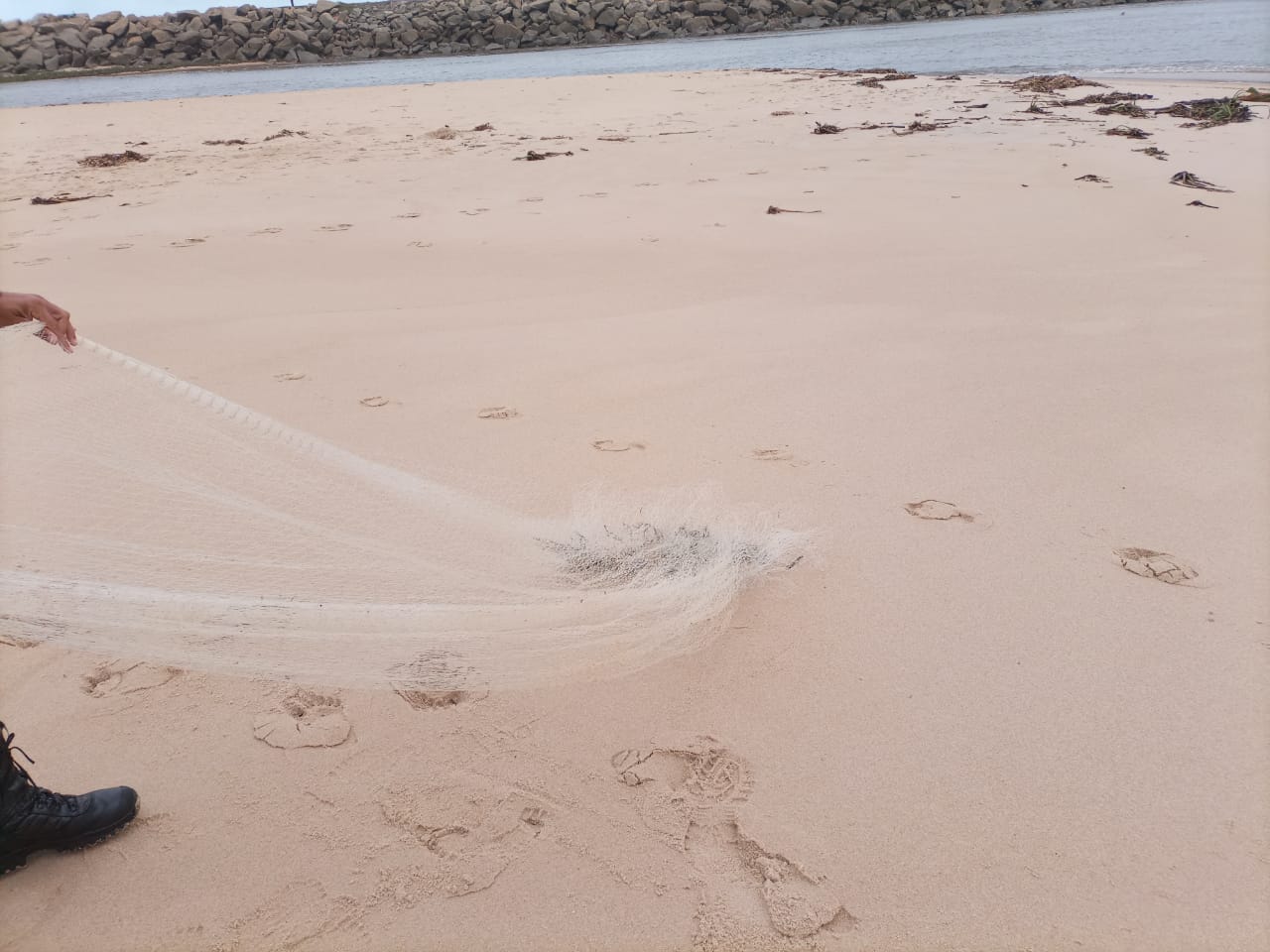 3ª UPAm apreende tarrafa em Quissamã após denúncia de pesca predatória