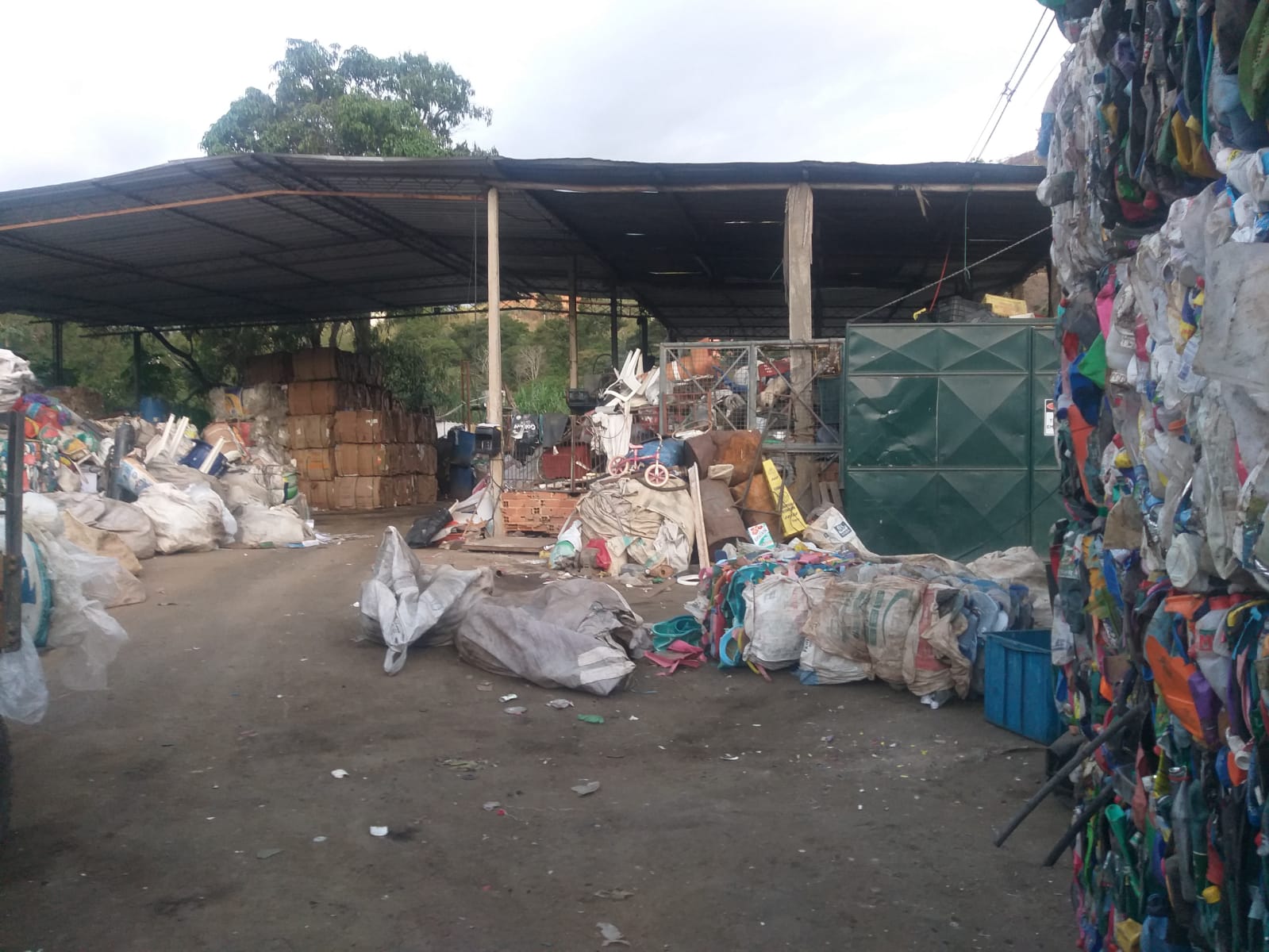 Empresa de reciclagem sem licença é fiscalizada em São José do Vale do Rio Preto após denúncia 
