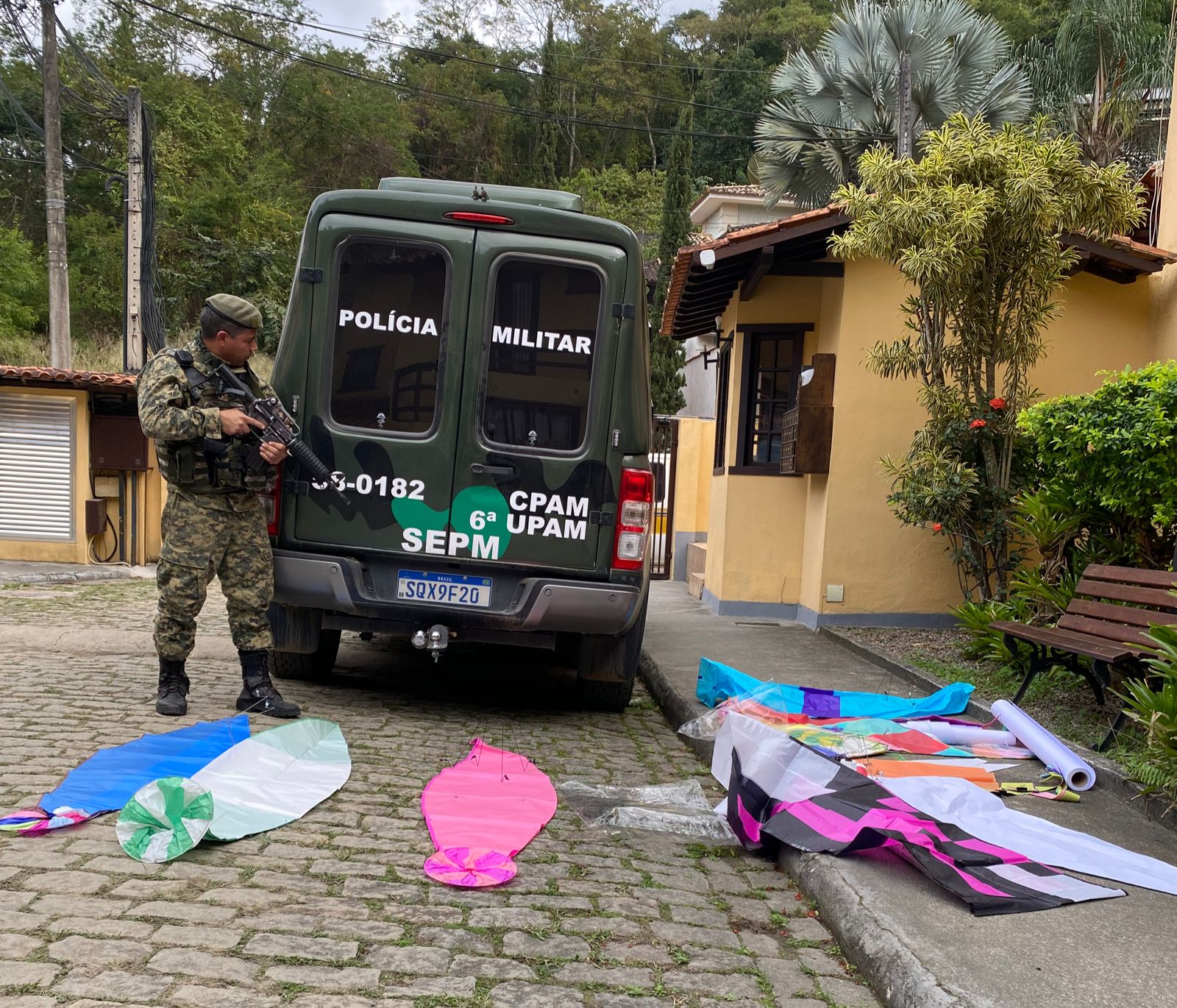 Informação do Linha Verde ajuda polícia na apreensão de 10 balões em São Gonçalo