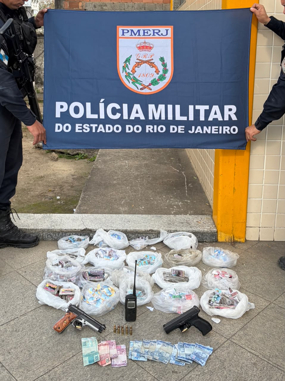PM prende dois suspeitos e apreende duas pistolas e drogas em comunidade de Niterói