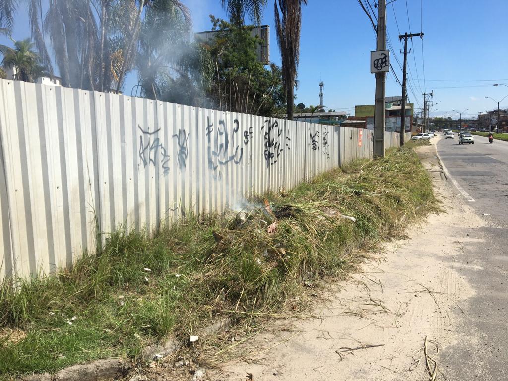 Polícia detém homens que ateavam fogo em capim e lixo em São Gonçalo