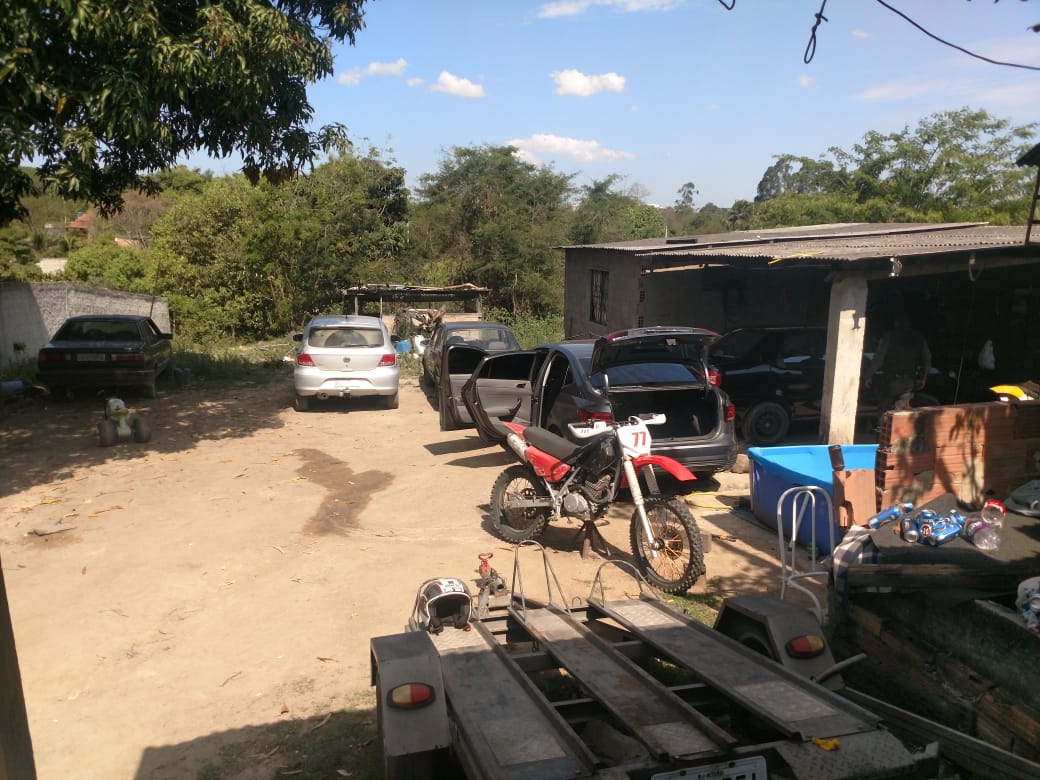 Local utilizado para desmanche de veículos roubados é estourado por policiais militares em Itaboraí