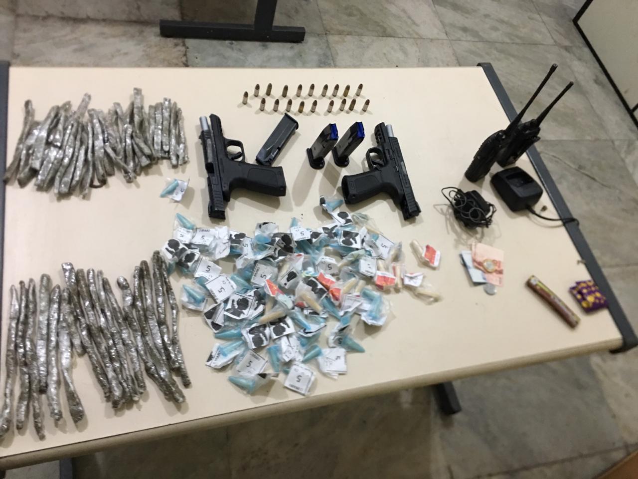 Polícia prende três e apreende armas e drogas em Niterói