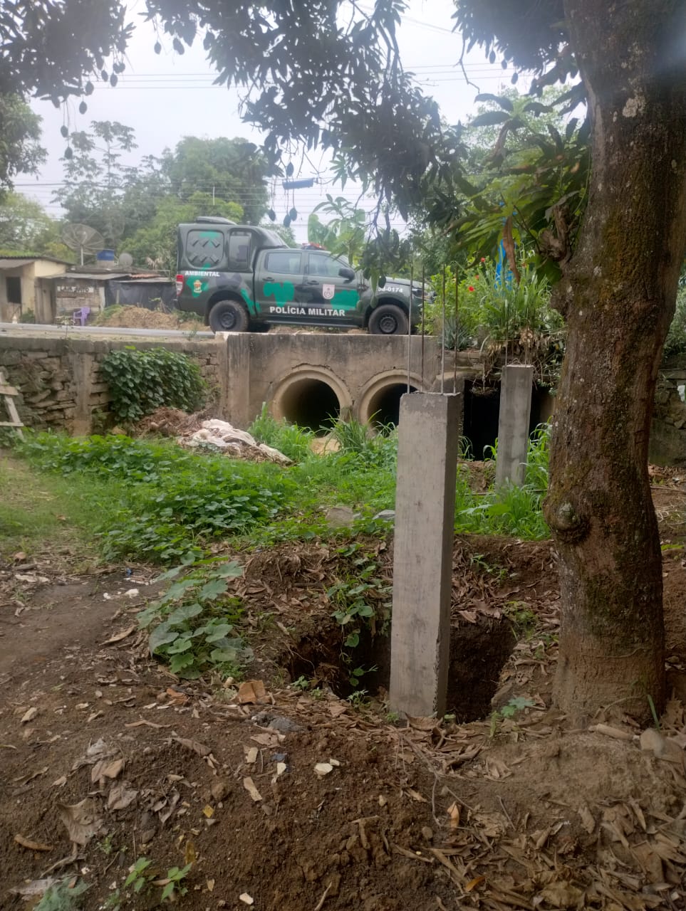 Polícia Ambiental identifica construção irregular próxima a rede de águas pluviais no Noroeste Fluminense