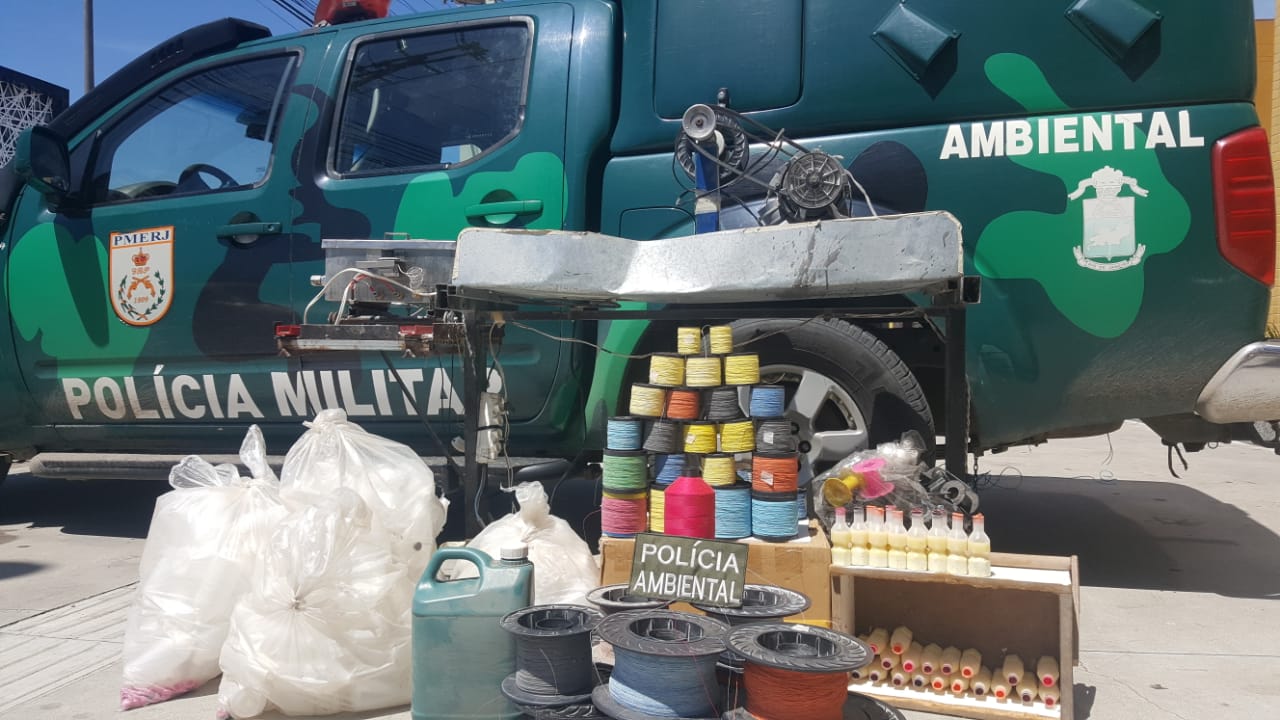 Polícia descobre fábrica clandestina de cerol e linha chilena em Cabo Frio