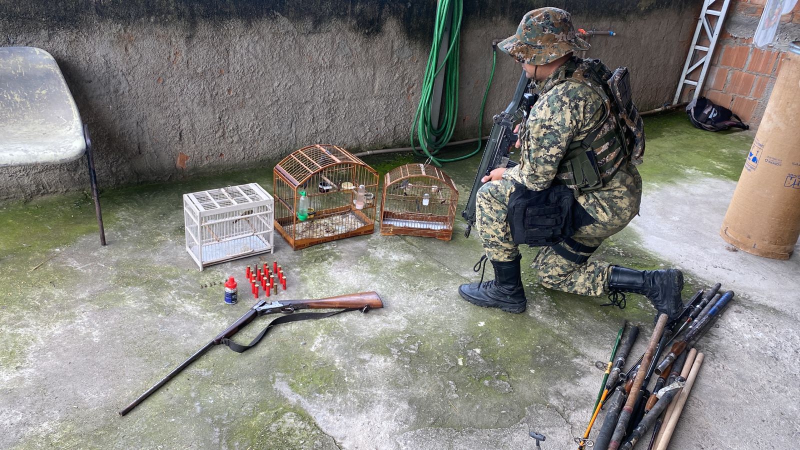 Arma de fogo, munições e pássaros, são apreendidos pelo Comando de Polícia Ambiental em Nova Friburgo