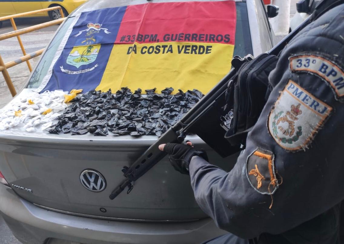Polícia Militar apreende 220 pinos de cocaína em comunidade de Angra dos Reis