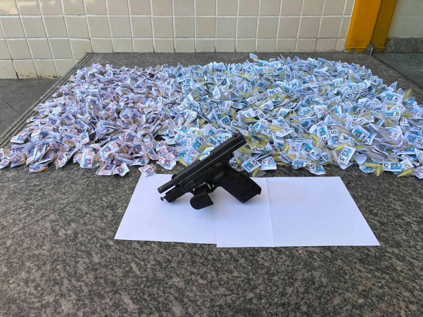 Ação do 12º BPM prende foragido e apreende drogas em Niterói após informações do Disque Denúncia