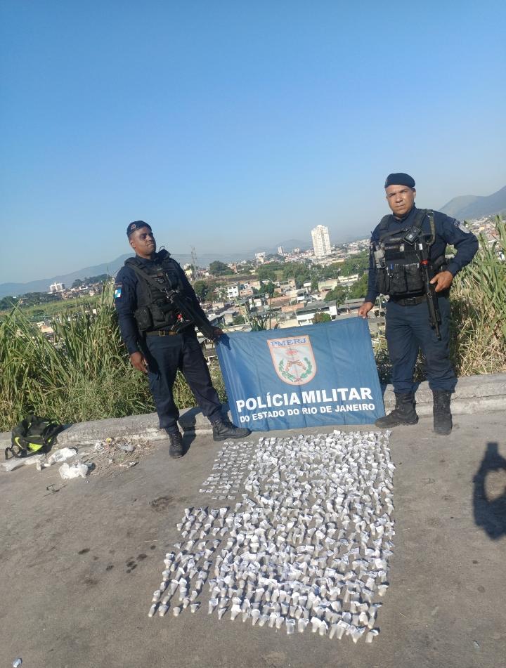 PMs apreendem arma, munições e drogas em São João de Meriti após informações repassadas pelo Disque Denúncia 