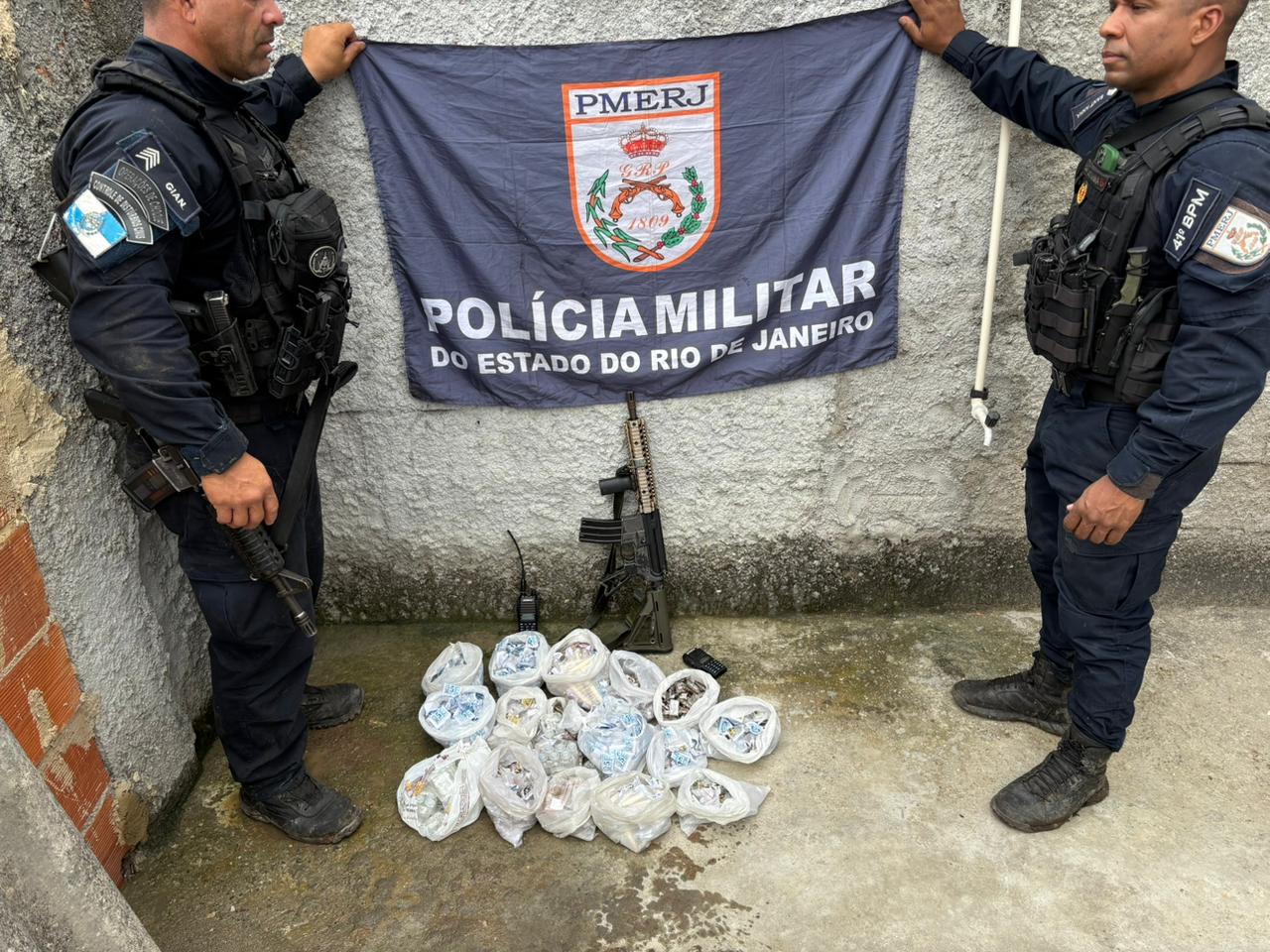Militares do 41° BPM apreendem fuzil, rádio transmissor e drogas em Costa Barros