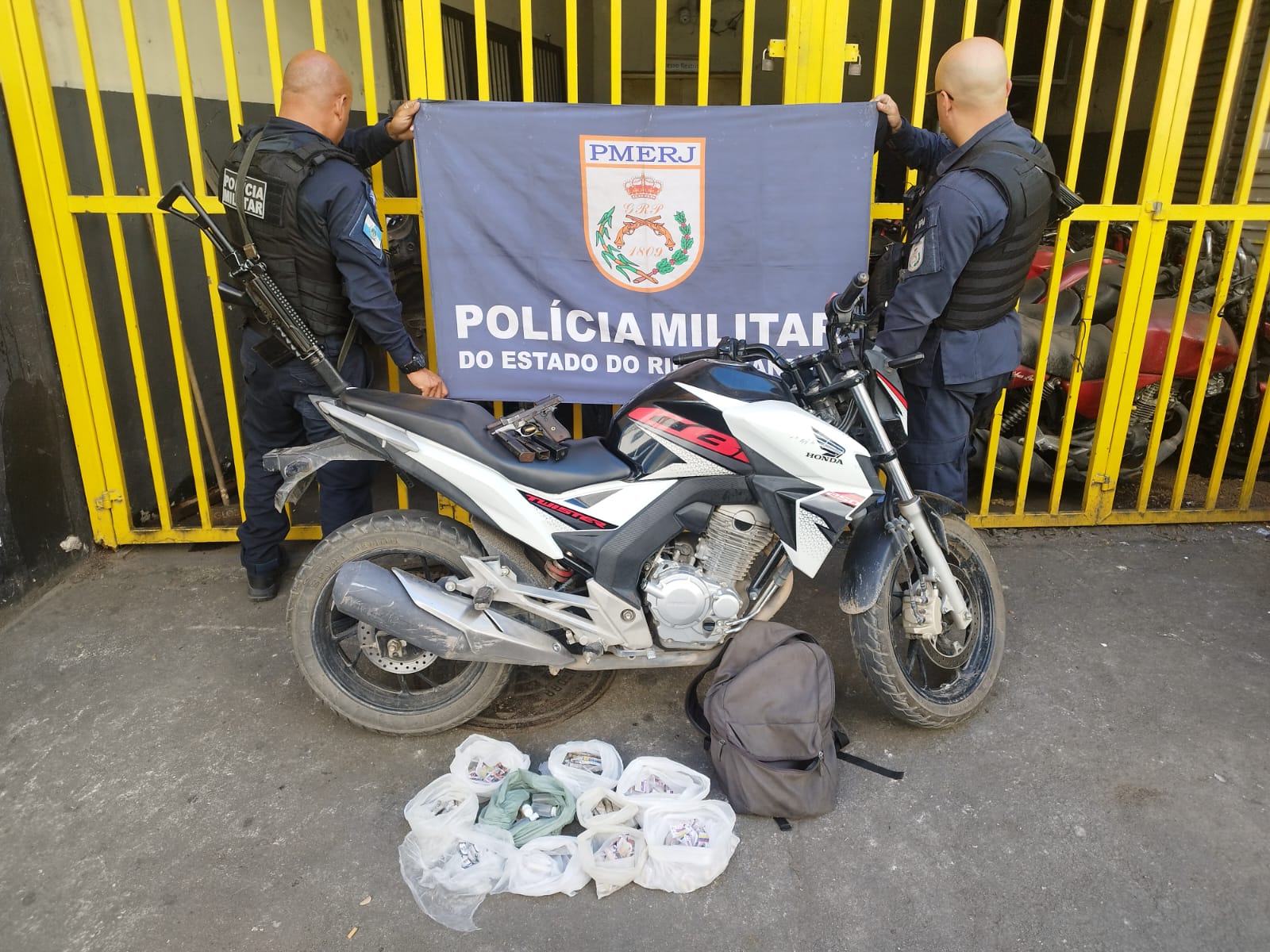 Informações do Disque Denúncia levam PM à apreensão de arma, drogas e motocicleta roubada em São Gonçalo