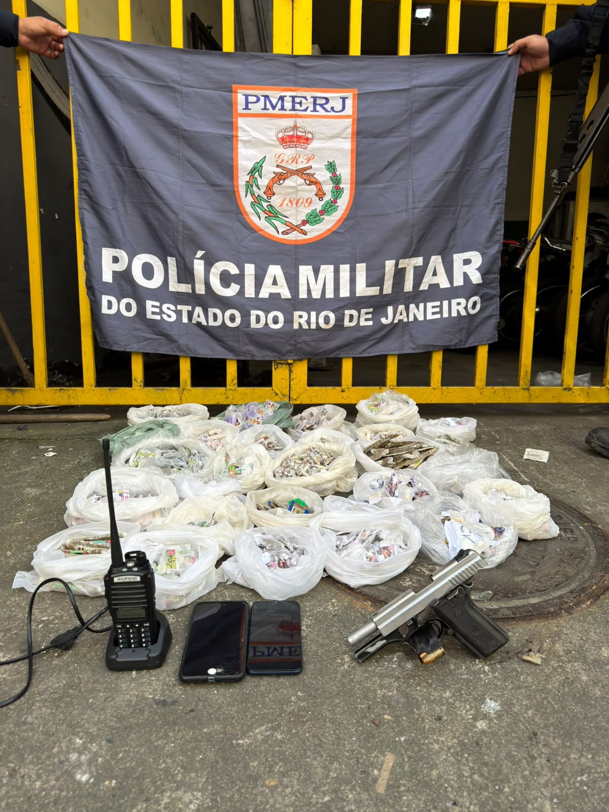 Após informações do Disque Denúncia, 7°BPM apreende arma e drogas em São Gonçalo