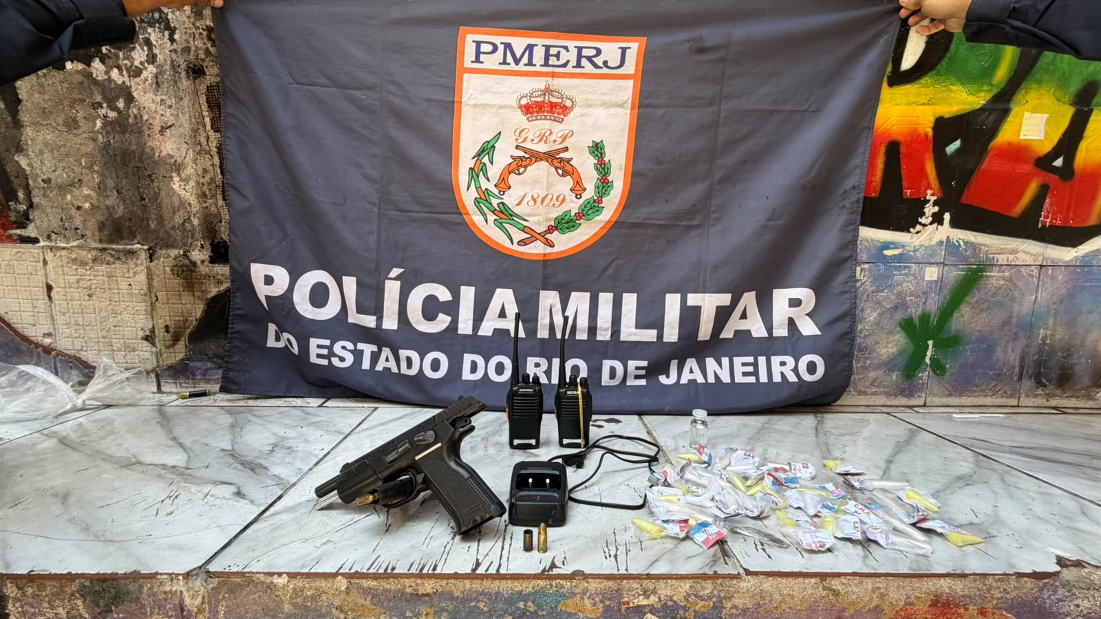 Disque Denúncia ajuda PMs do 12°BPM a apreender pistola e drogas em Niterói