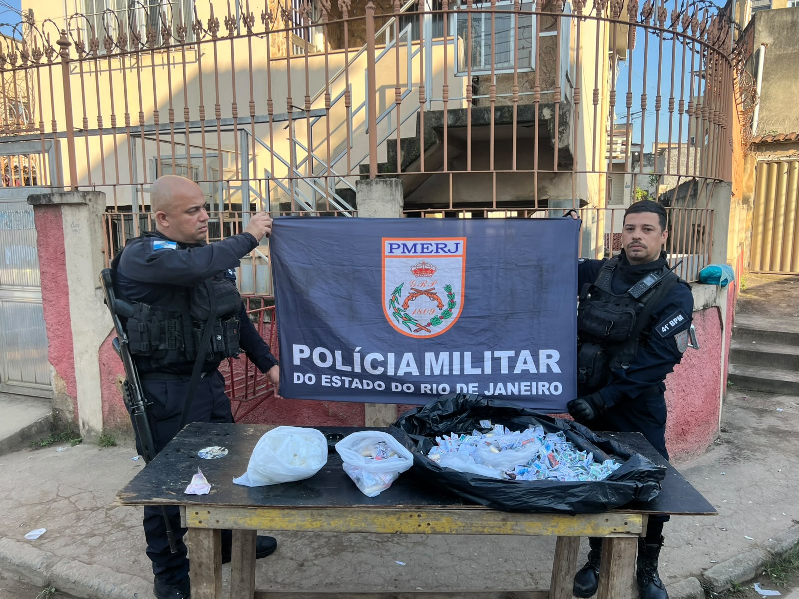 Policiais do 41°BPM apreendem drogas na Pavuna, com informações do Disque Denúncia