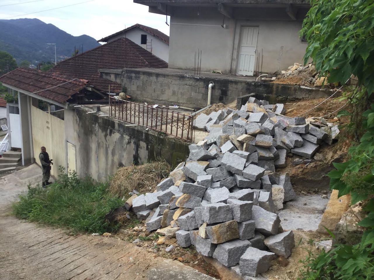 Polícia encontra extração irregular de substância mineral em Teresópolis após denúncia