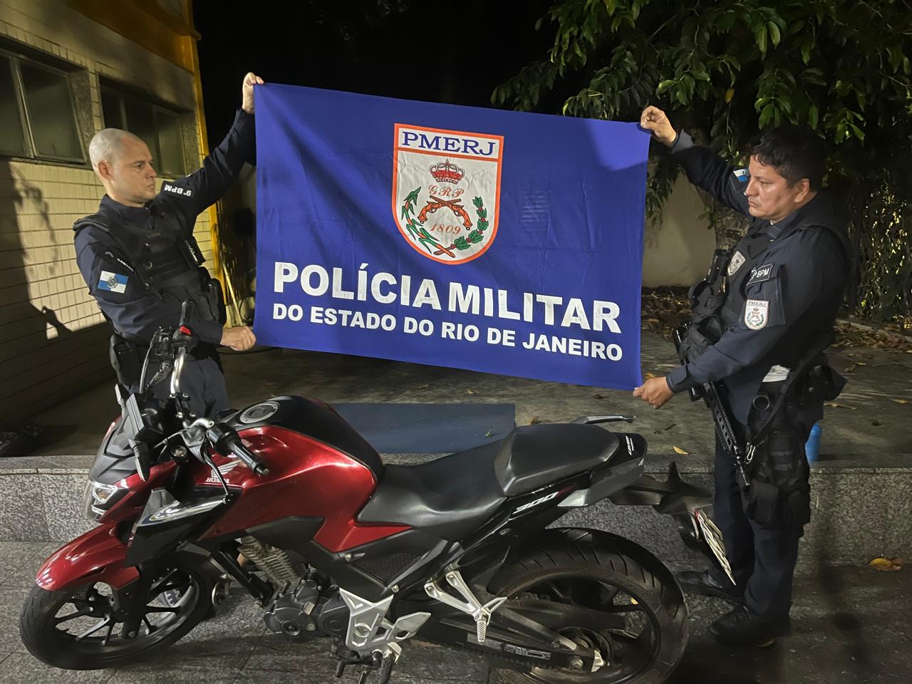 Polícia prende dois suspeitos e apreende drogas e moto roubada em Marechal Hermes após denúncia do Disque Denúncia