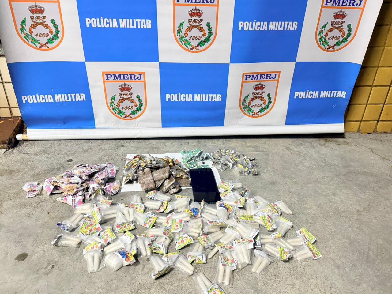 PMs apreendem drogas em Niterói após informações do Disque Denúncia