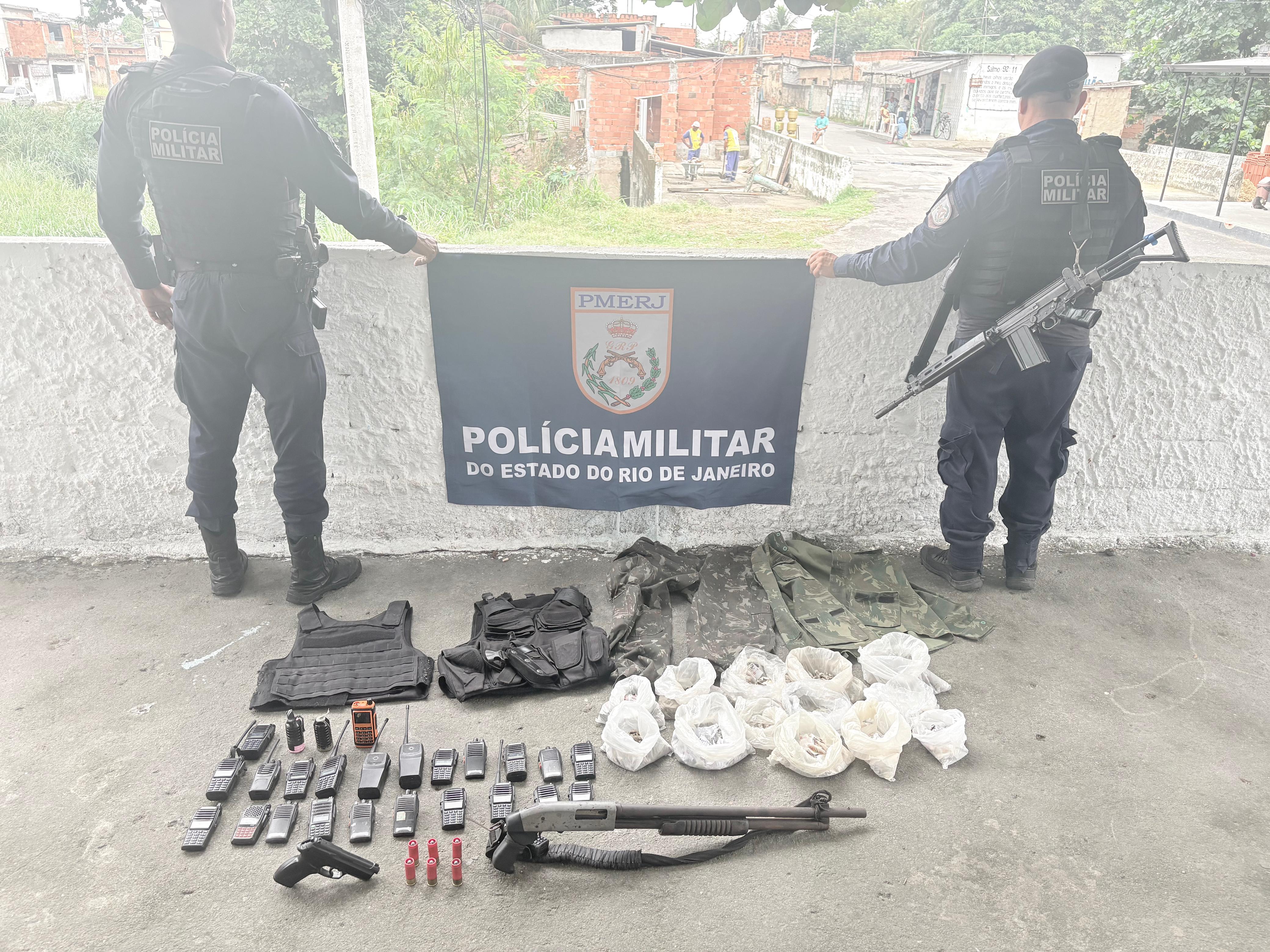 Militares do 21° BPM apreendem arma, rádios transmissores e drogas em São João de Meriti 