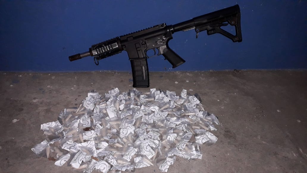 Armas, munições e drogas apreendidas na comunidade Porta D’água, em São Gonçalo