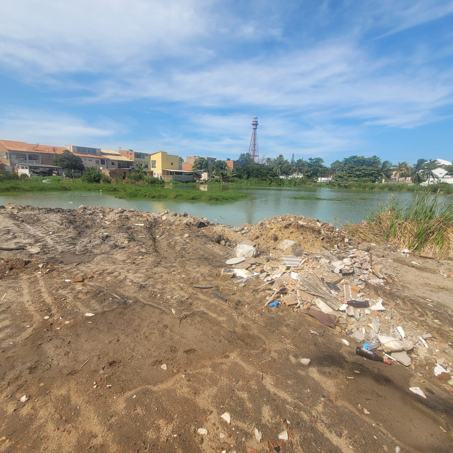 Denúncia do programa Linha Verde ajuda polícia ambiental na localização de aterro clandestino em Campos dos Goytacazes 