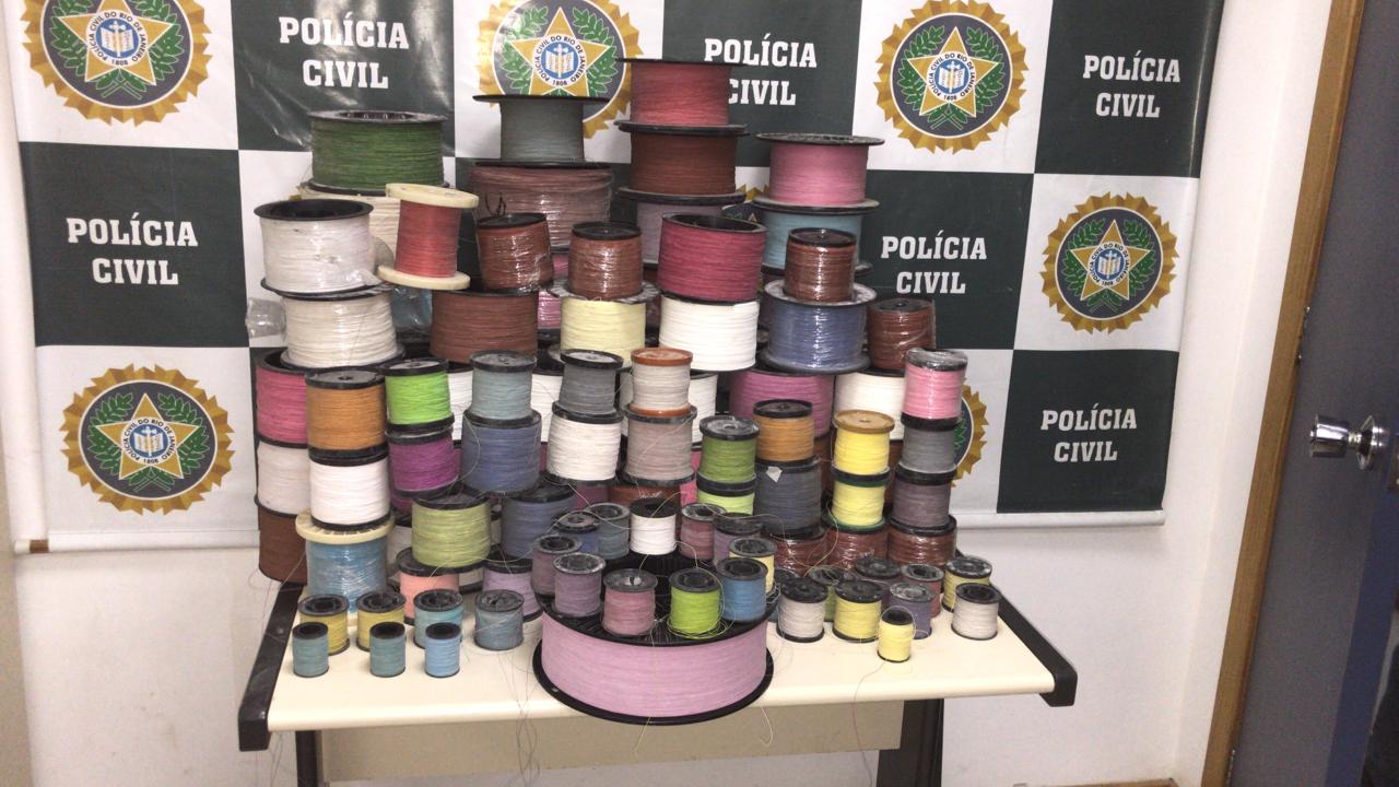 Linha Verde leva polícia a apreender 100 rolos de linha chilena em Nova Iguaçu