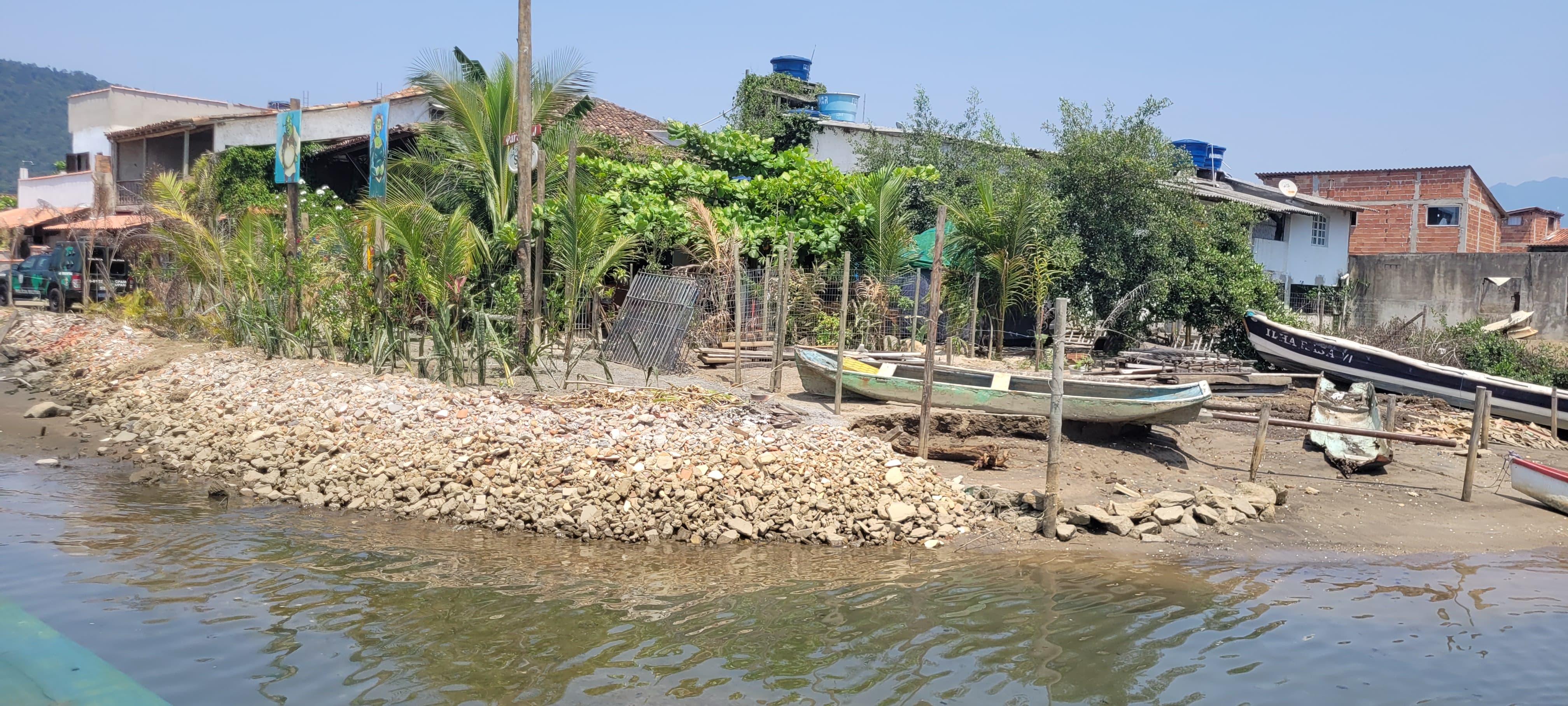 Polícia Ambiental, com informações do Disque Denúncia, identifica aterramento de mangue em Paraty 