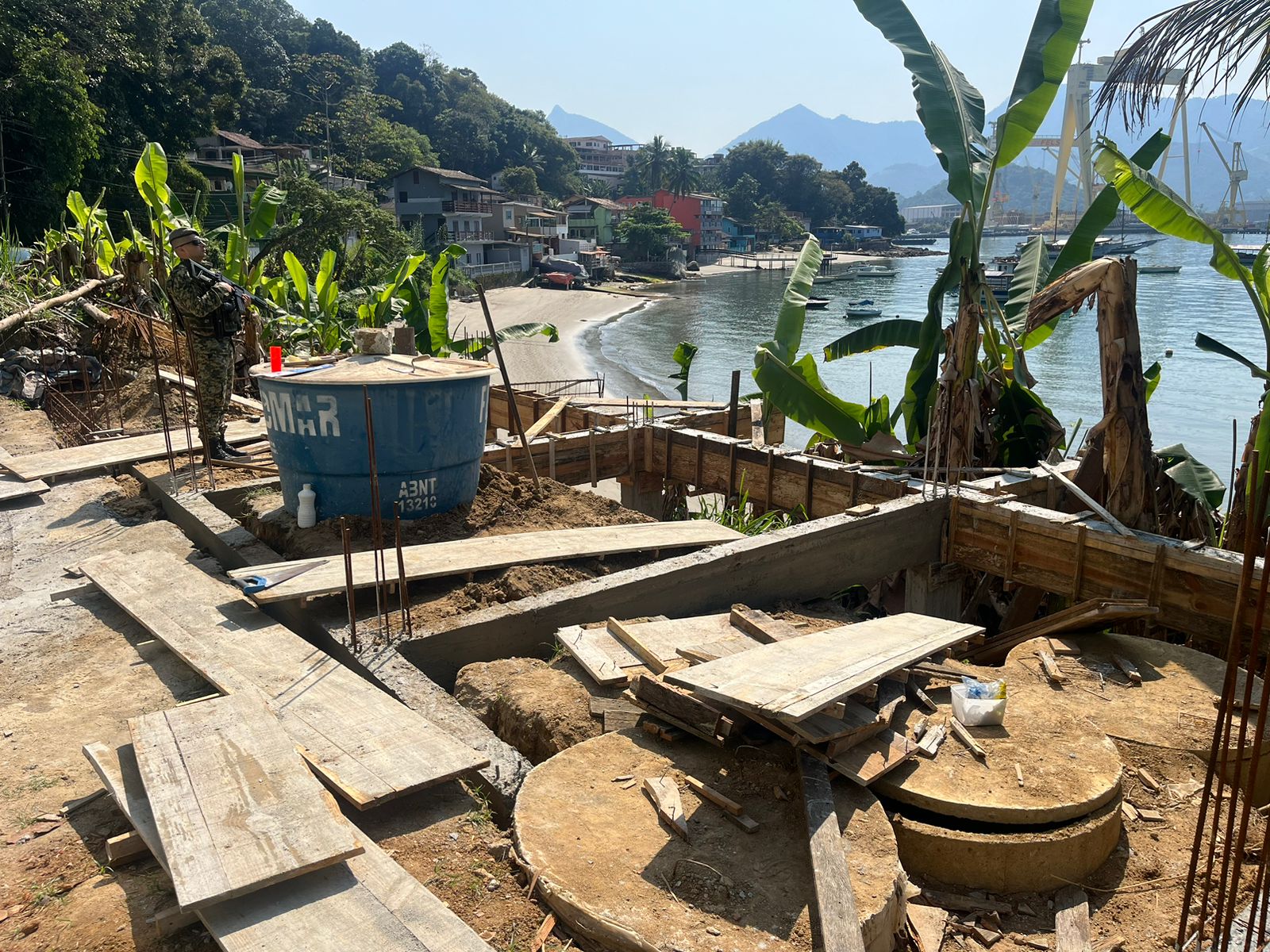 Polícia Ambiental flagra, após denúncia, construção irregular às margens da Praia do Machado, em Angra dos Reis 