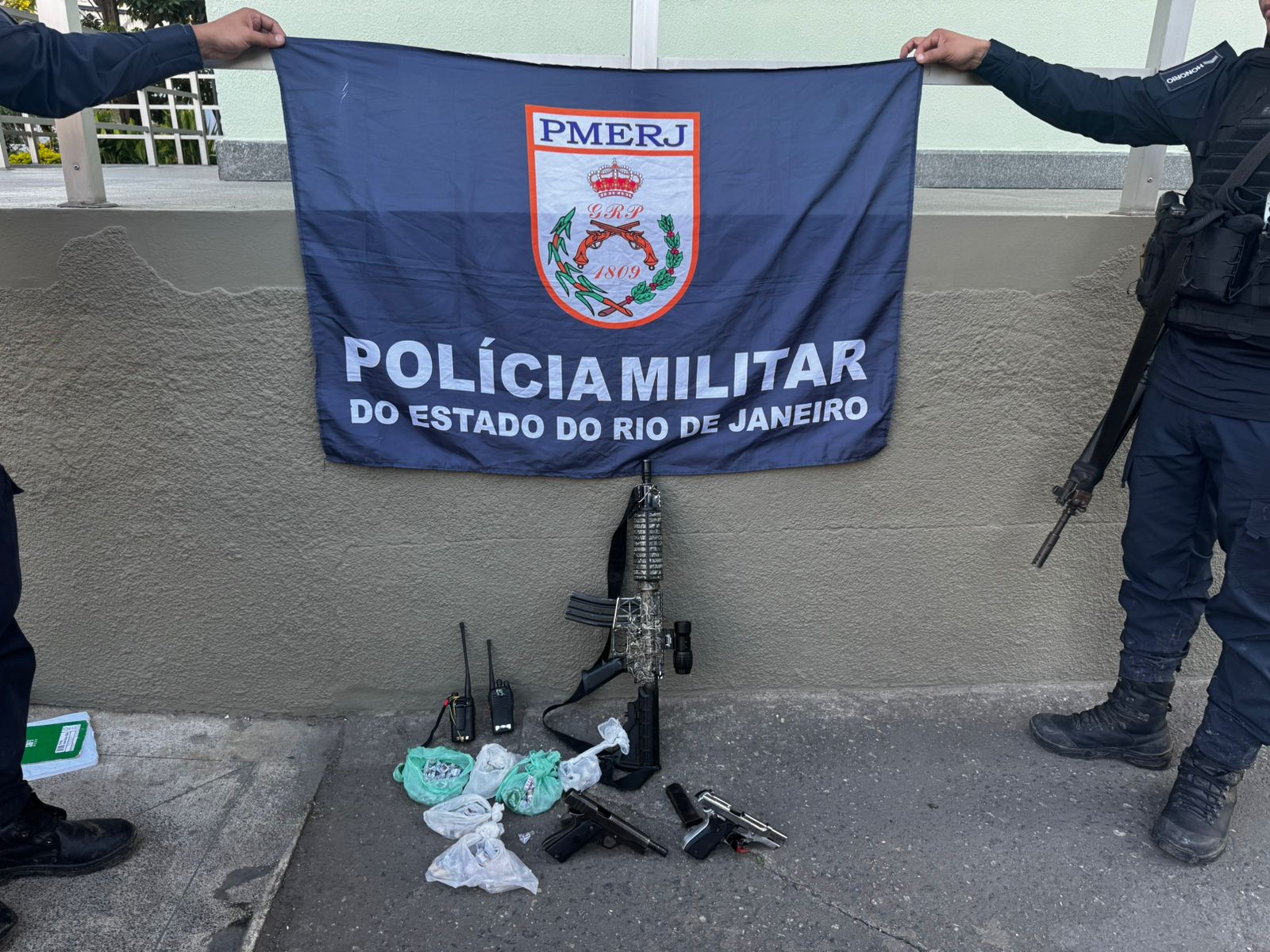 Policiais de São Gonçalo apreendem drogas e armas no Complexo do Salgueiro com ajuda do Disque Denúncia