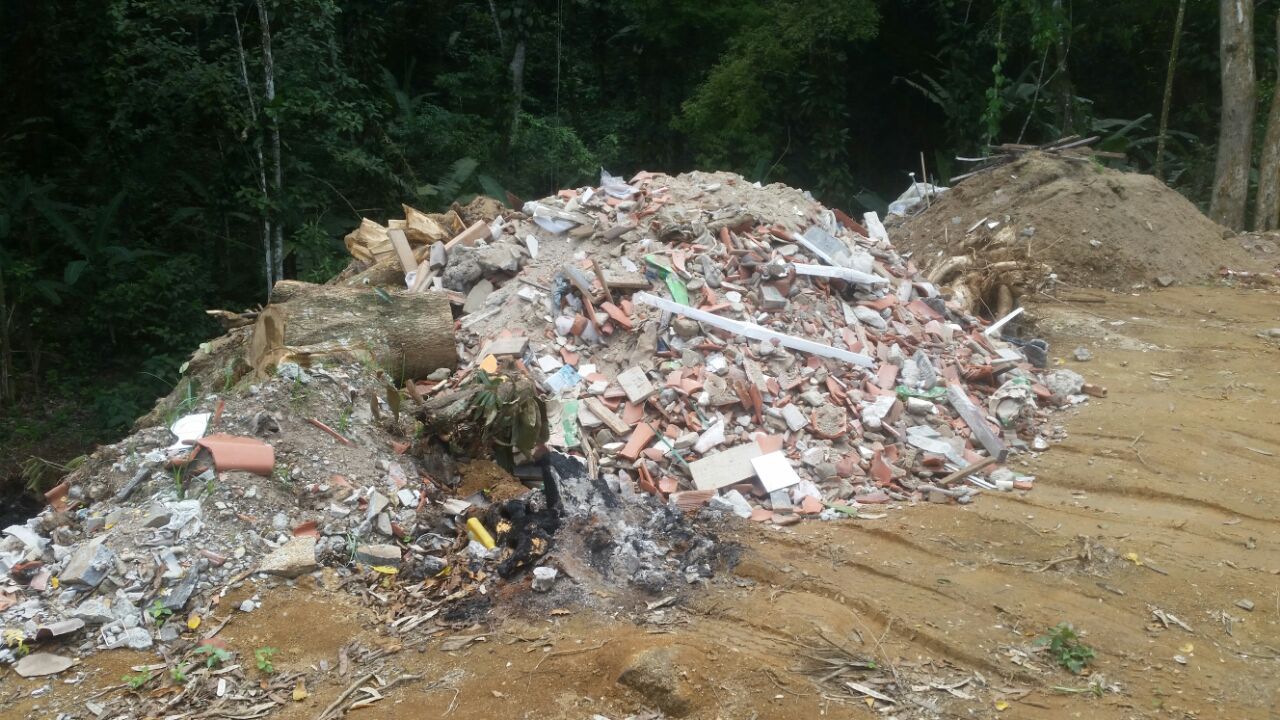 Denúncia de crime ambiental feita ao Linha Verde faz polícia encontrar área desmatada e entulho acumulado em Angra dos Reis
