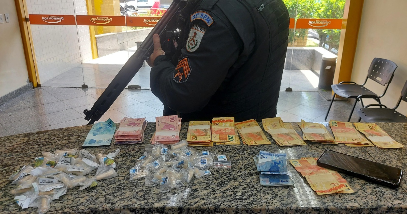 Polícia apreende drogas e prende um suspeito em Itatiaia