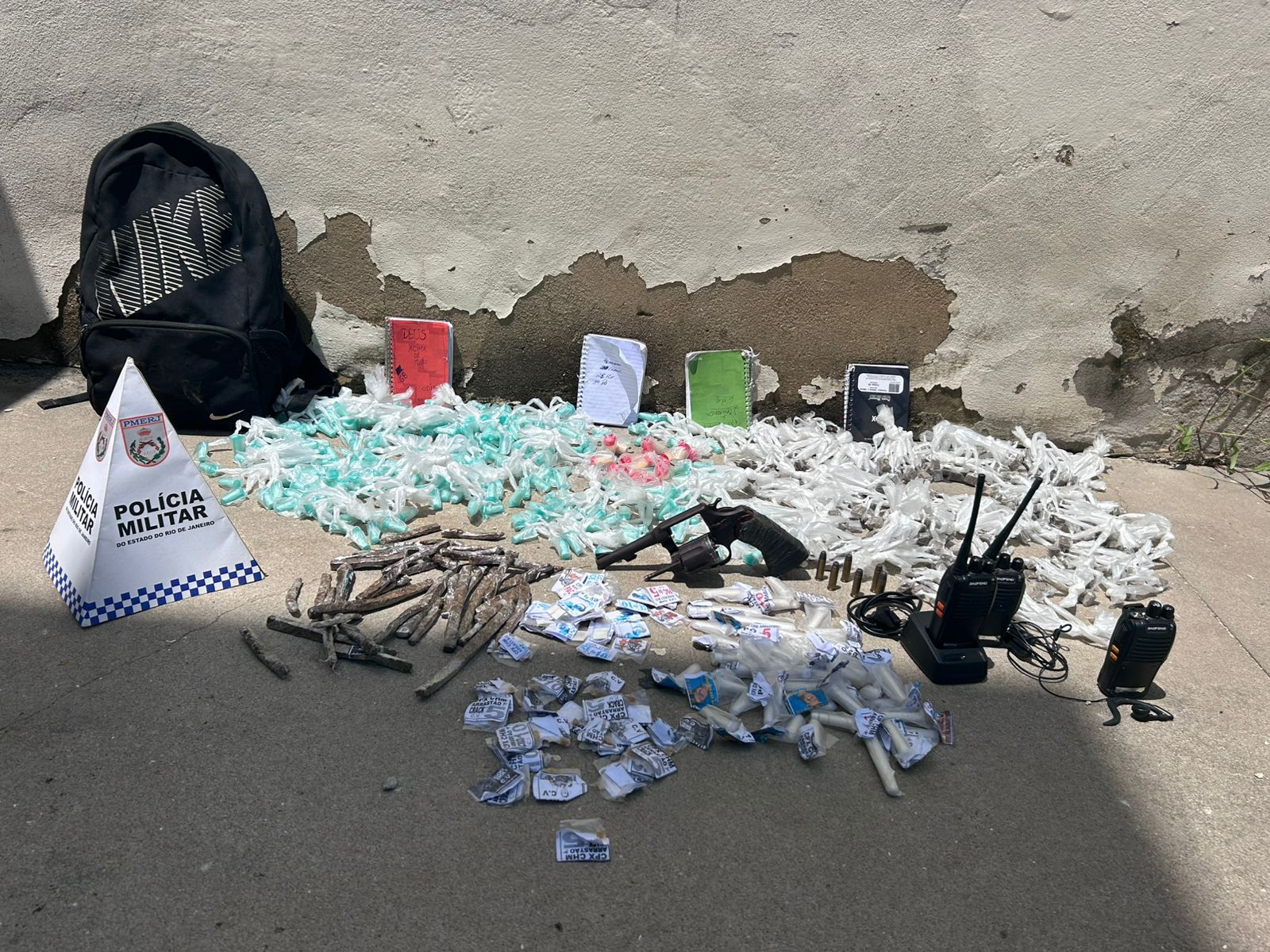 Dupla é presa com arma e mais de 700 porções de drogas em Mesquita após uma informação do Disque Denúncia