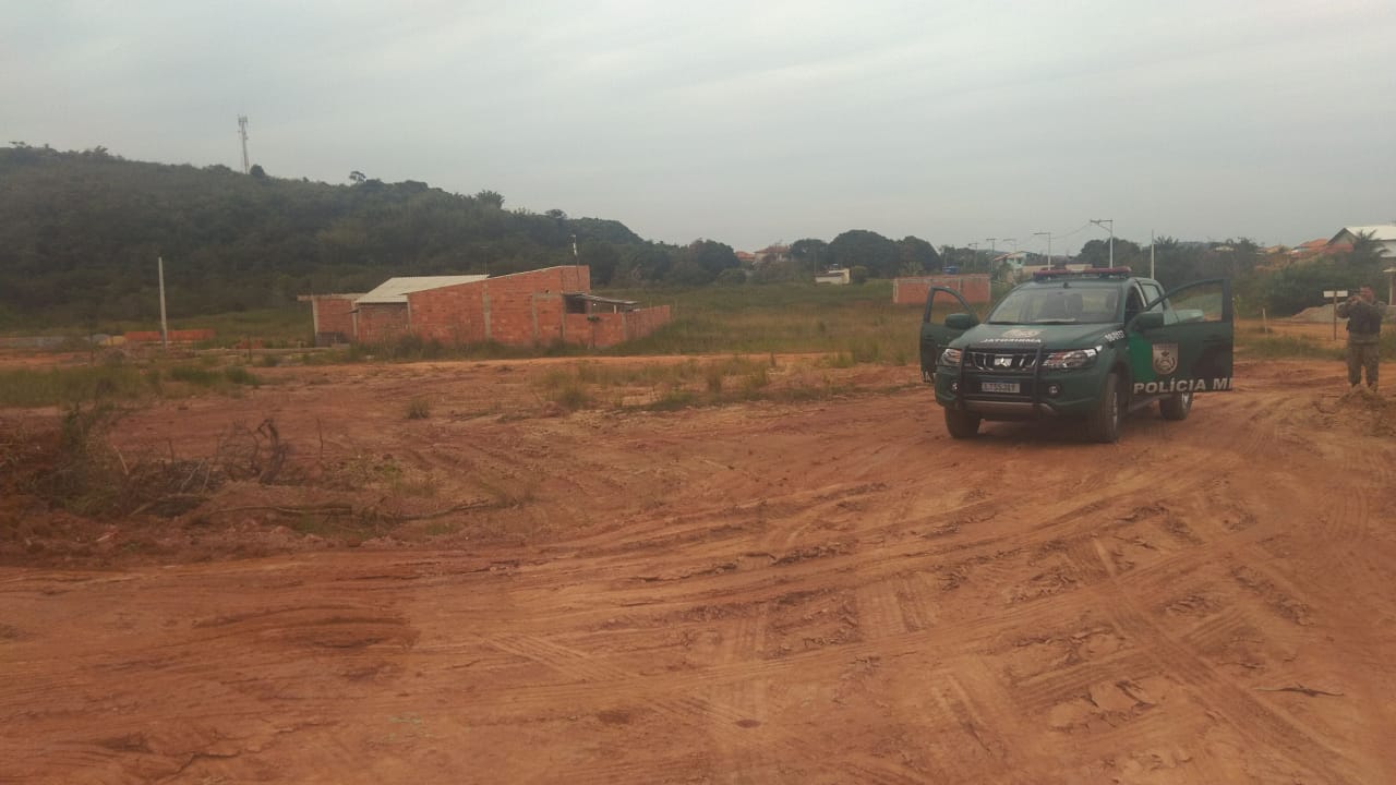 Polícia encontra grande área com indícios de extração de substância mineral em Saquarema