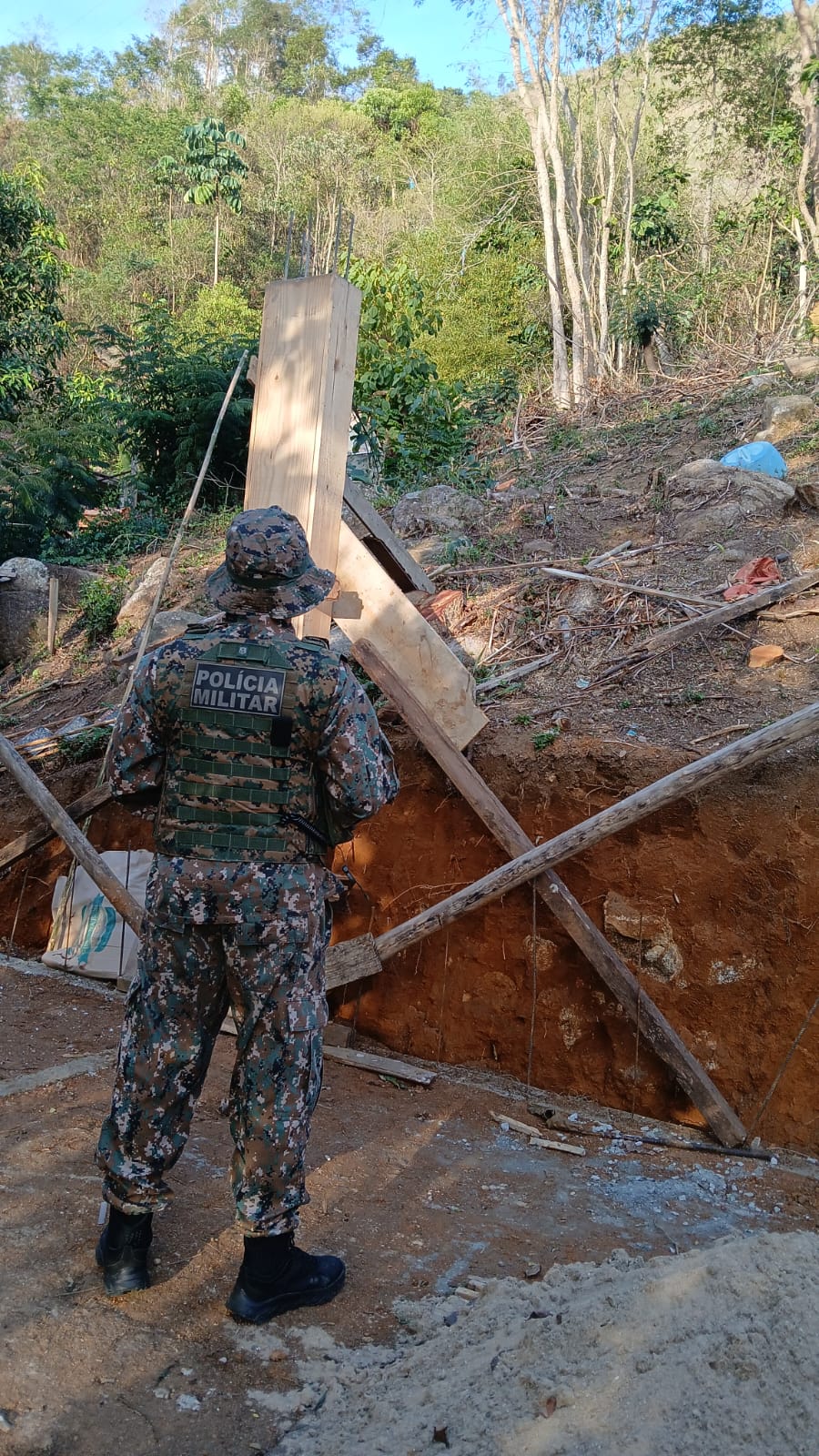 Após informe do programa Linha Verde, Comando de Polícia Ambiental flagra construção irregular em Petrópolis