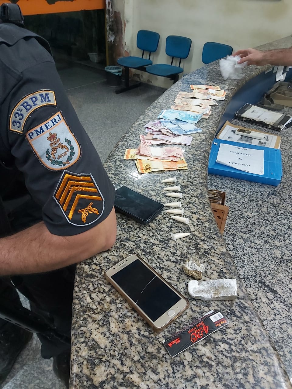 Dois homens são presos por tráfico de drogas durante abordagem em Conceição de Jacareí