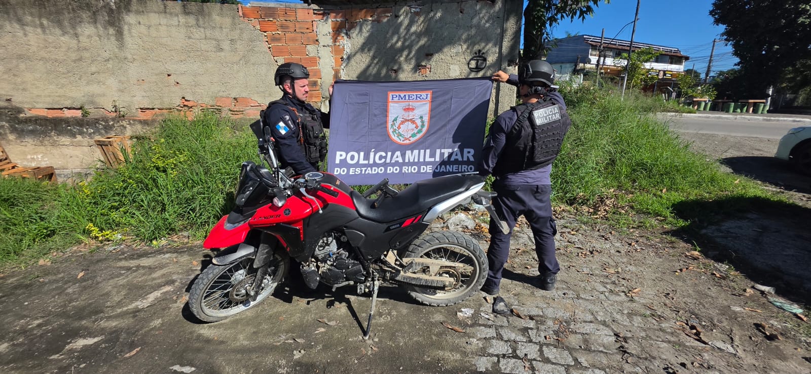 7º BPM apreende pistola e motocicleta em São Gonçalo, depois de informações do Disque Denúncia