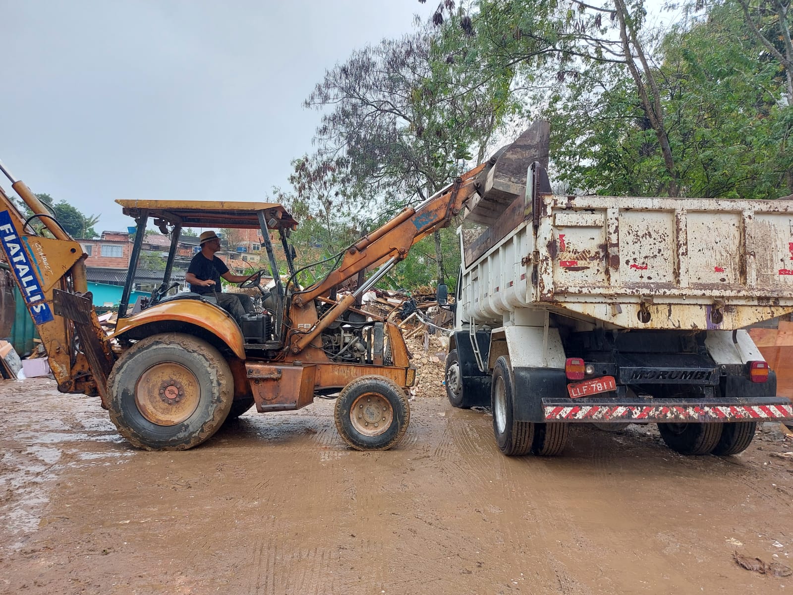 Denúncia de extração de saibro leva polícia ambiental a apreender retroescavadeira e caminhão basculante em Niterói