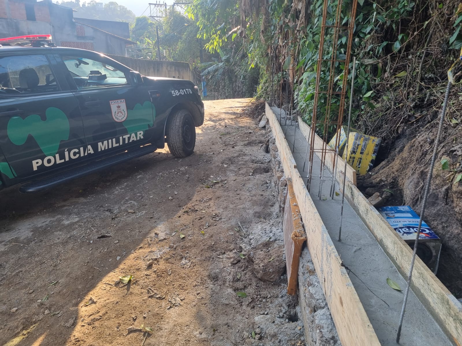 4ª UPAm encontra alicerces para construção irregular de um muro em Mangaratiba 