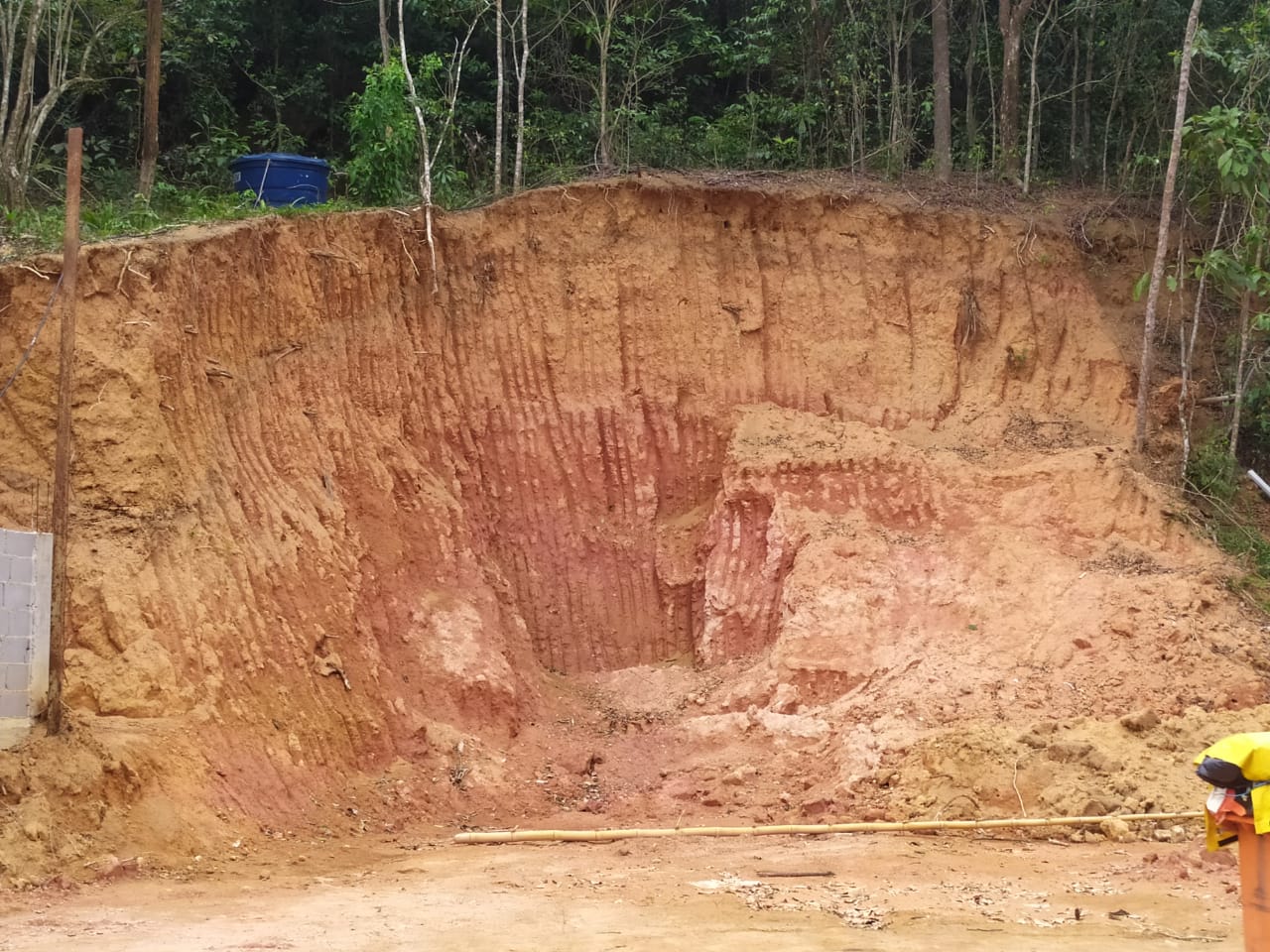 Fiscalização da polícia ambiental identifica corte de talude e terraplanagem em Nova Iguaçu