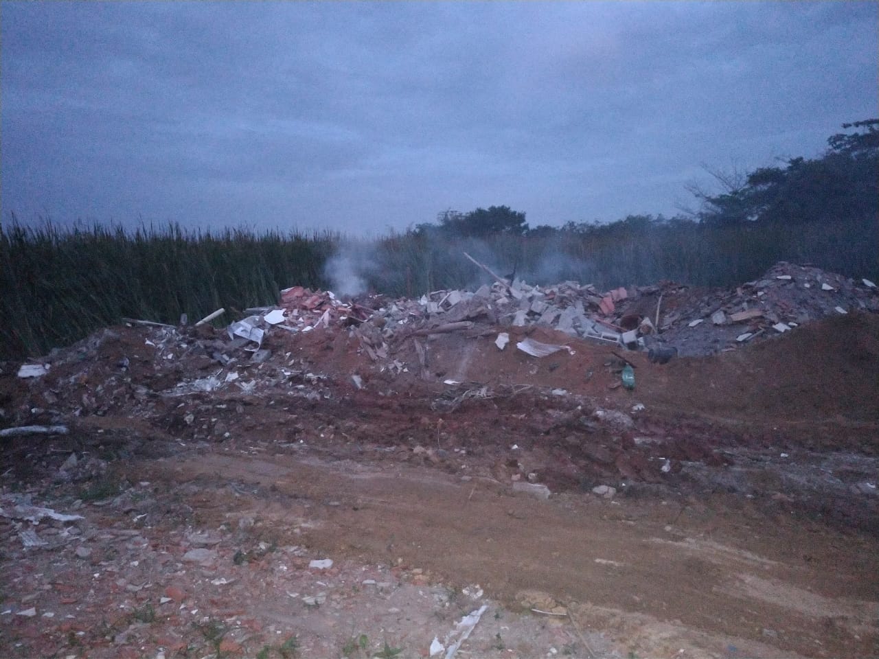 Crimes ambientais em Saquarema são flagrados após informações do Linha Verde