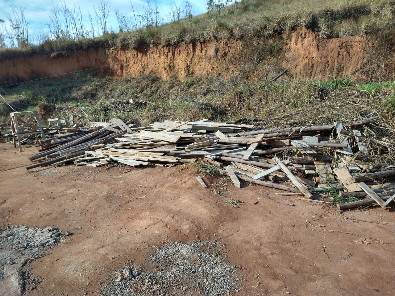 Polícia flagra despejo de resíduos de construção civil em terreno localizado em Itaipava