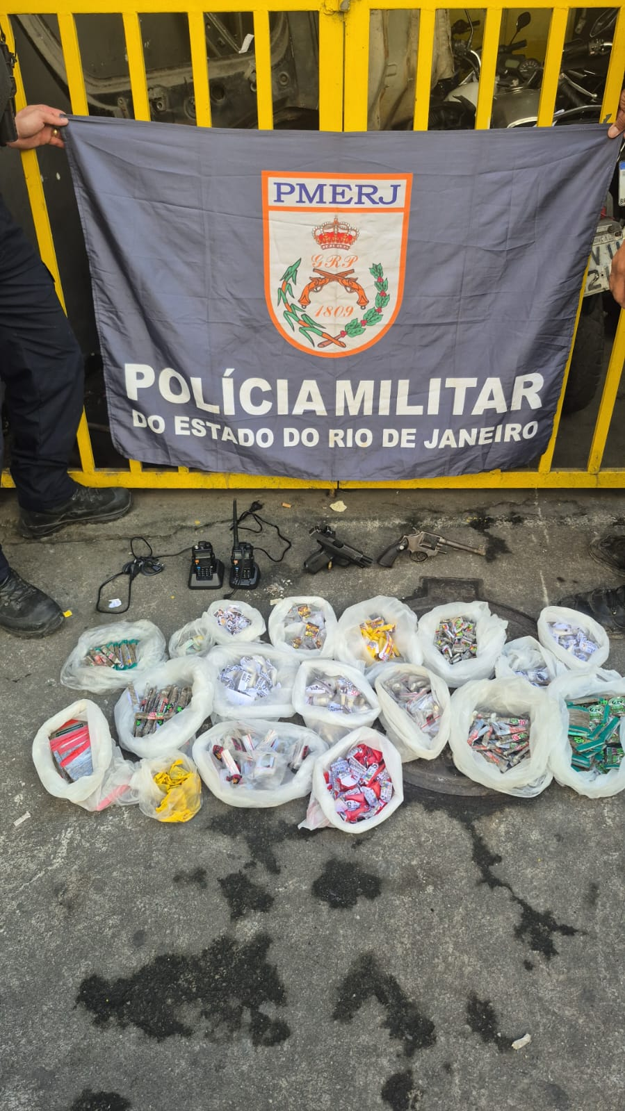 Militares do 7° BPM apreendem armas, drogas e retiram barricadas em São Gonçalo