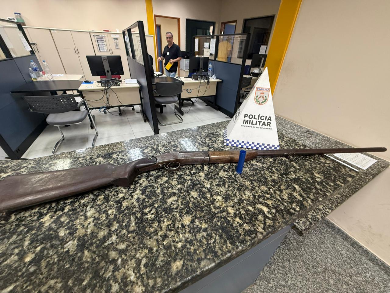 Espingarda é apreendida após denúncia do Linha Verde 