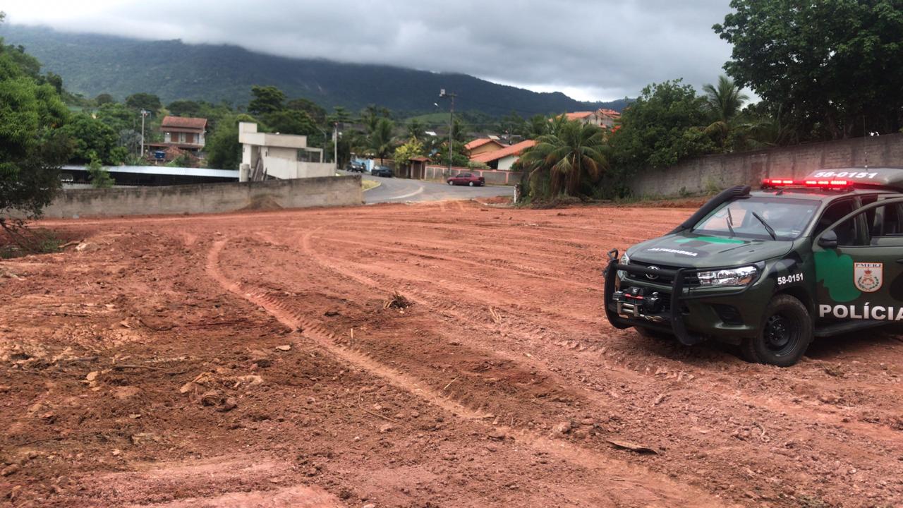 Denúncia leva polícia a identificar terreno de 2 mil metros quadrados desmatado em Maricá