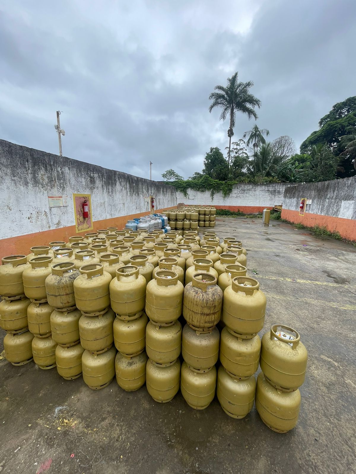 Polícia ambiental flagra empresa comercializando GLP sem licenças pertinentes em Angra dos Reis