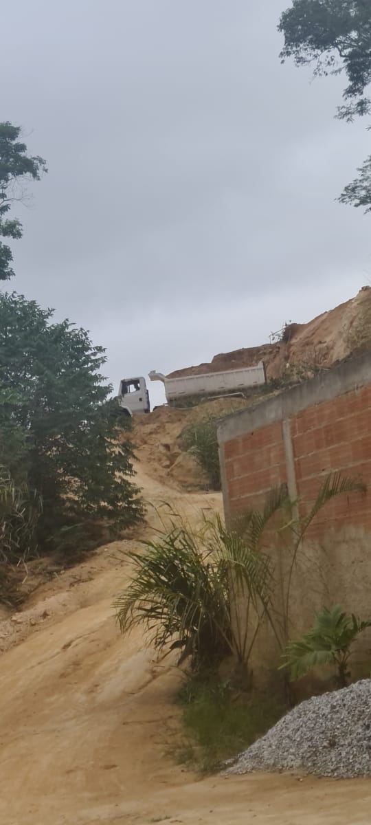 2ª DPJM flagra homem operando retroescavadeira em Guaratiba após denúncia sobre crime ambiental