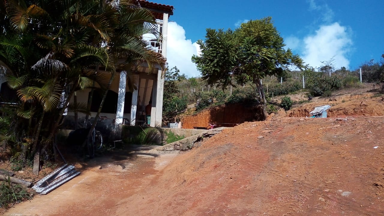 Denúncia do Linha Verde leva polícia a flagrar construção irregular e extração irregular de barro em Angra dos Reis