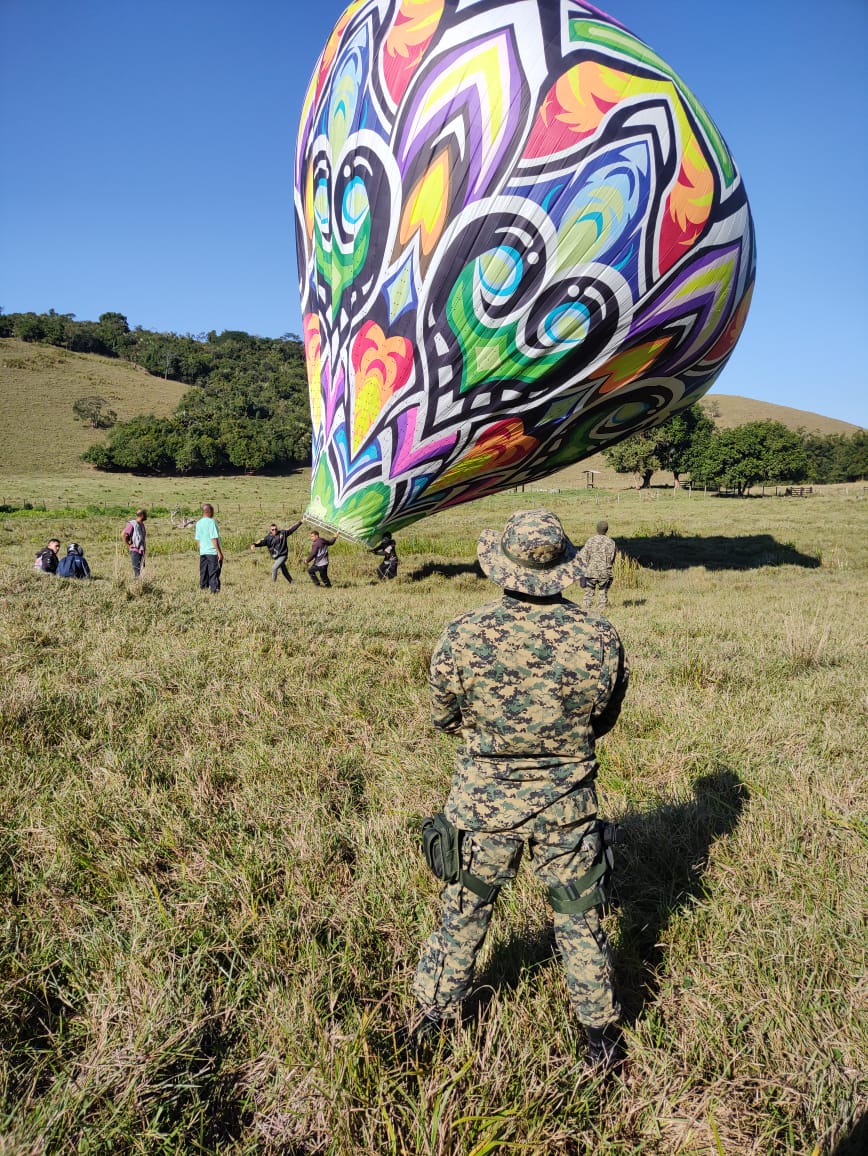 Polícia apreende balão de 20 metros em Cachoeiras de Macacu