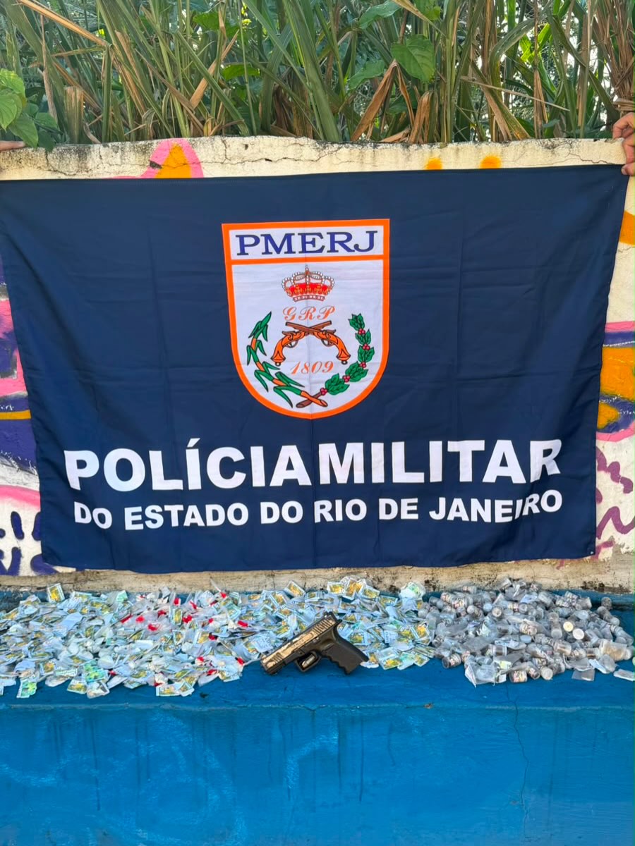 Militares do 15º BPM apreendem pistola e drogas em Duque de Caxias